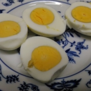 簡単。殻ごと漬け込む塩味付きゆで卵